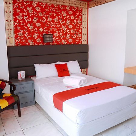 Reddoorz Plus @ Castle Chateau Iloilo Hotel Bagian luar foto