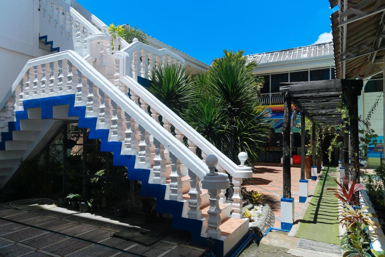 Reddoorz Plus @ Castle Chateau Iloilo Bagian luar foto