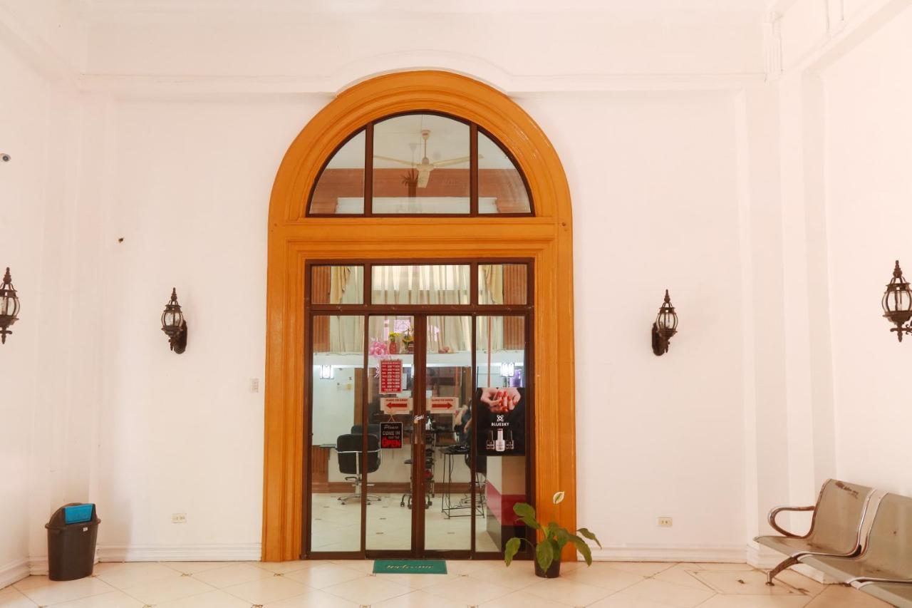 Reddoorz Plus @ Castle Chateau Iloilo Bagian luar foto