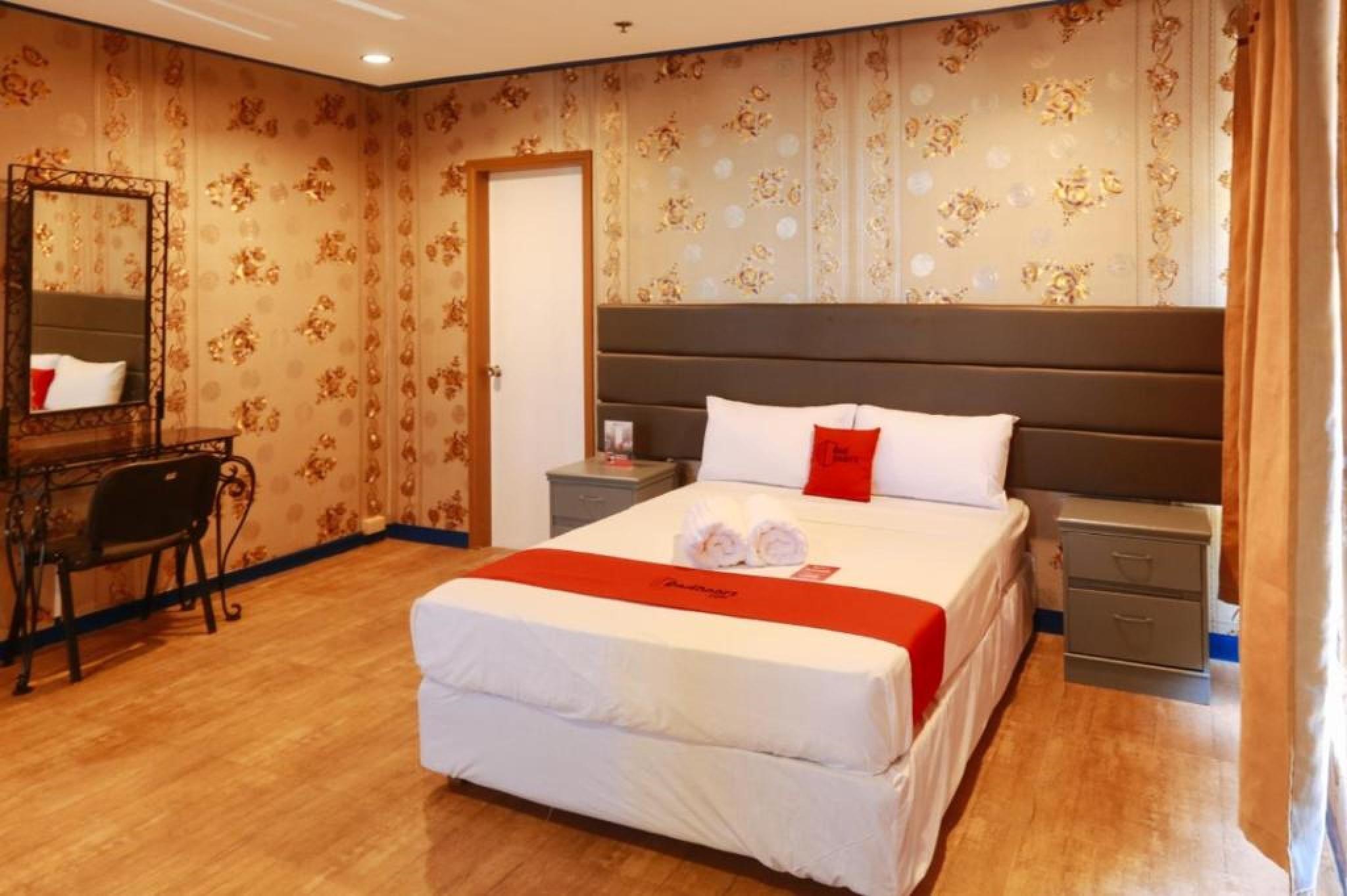 Reddoorz Plus @ Castle Chateau Iloilo Bagian luar foto