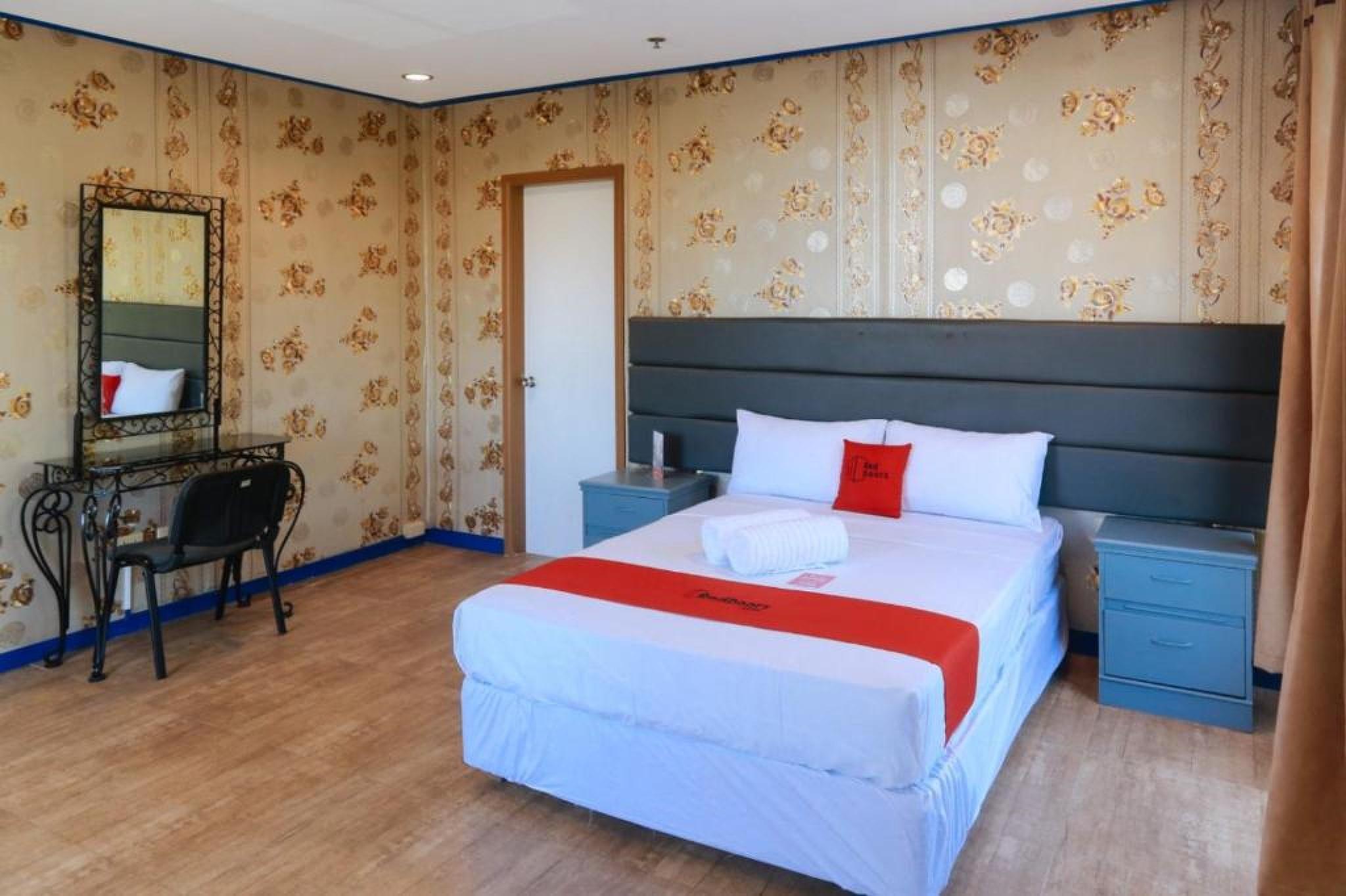 Reddoorz Plus @ Castle Chateau Iloilo Bagian luar foto