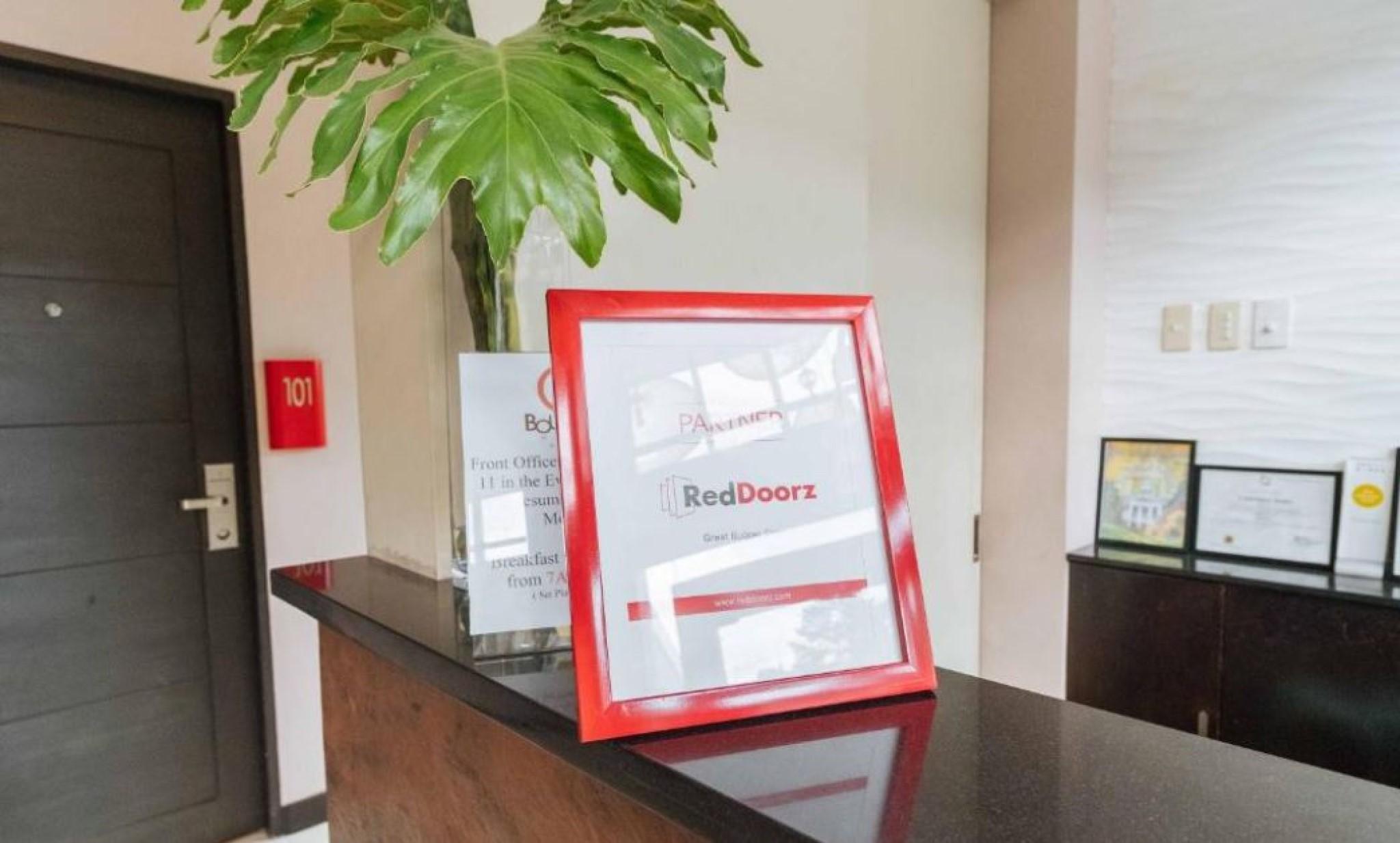 Reddoorz Plus @ Castle Chateau Iloilo Bagian luar foto