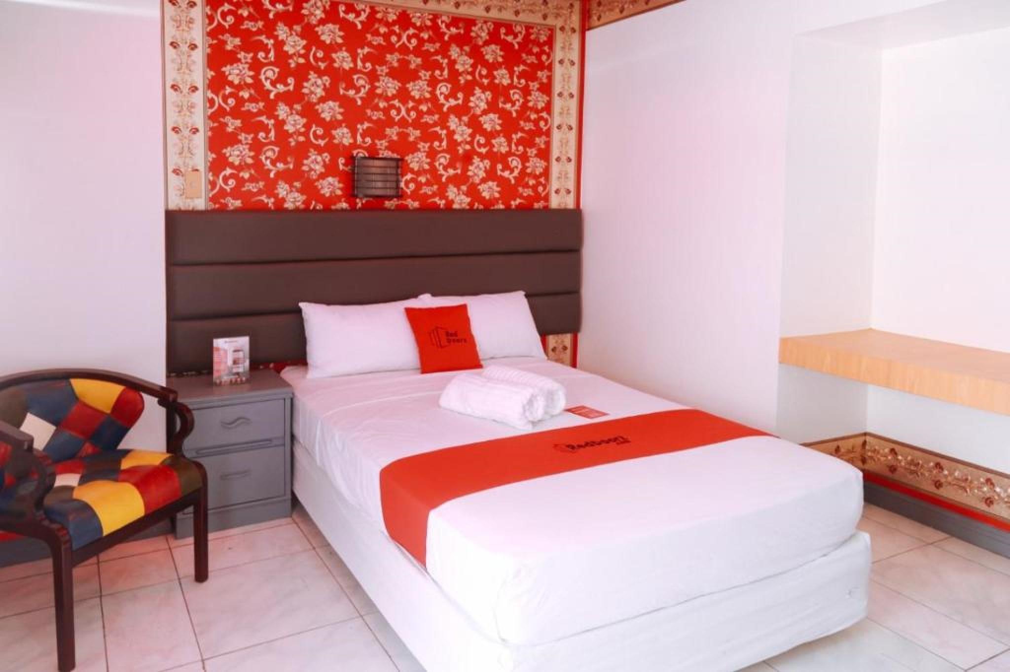 Reddoorz Plus @ Castle Chateau Iloilo Bagian luar foto