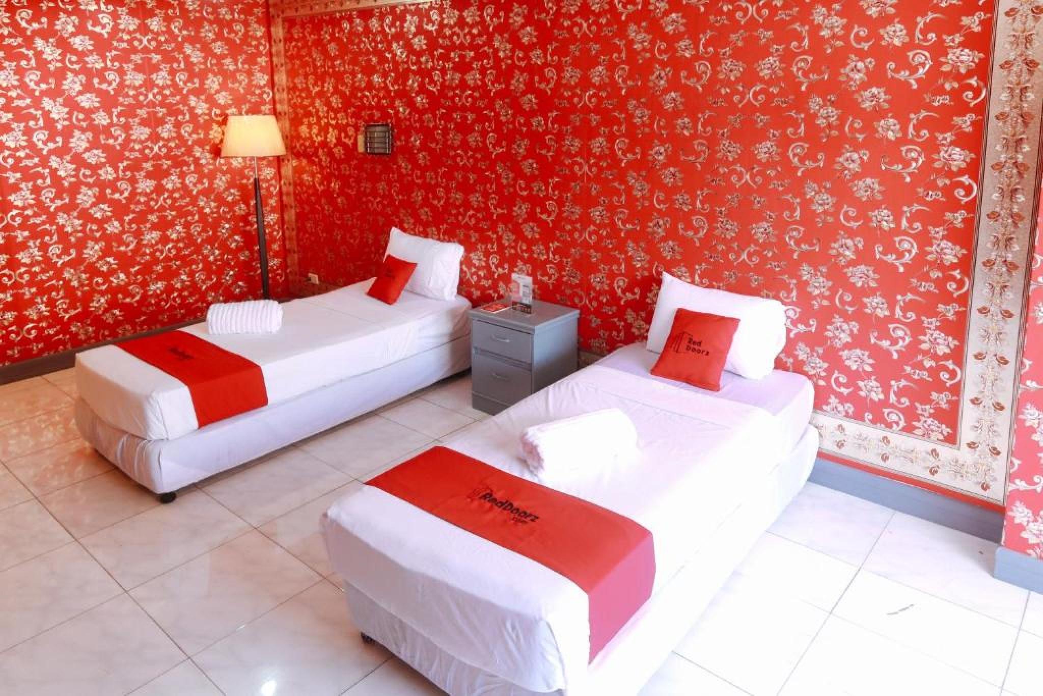 Reddoorz Plus @ Castle Chateau Iloilo Bagian luar foto