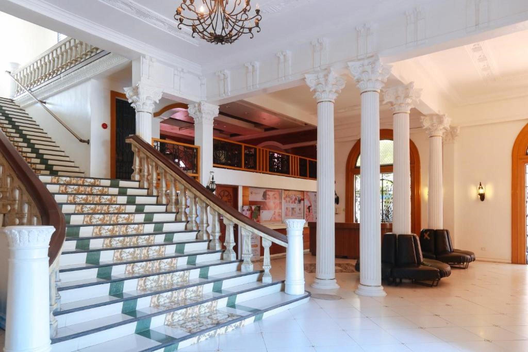Reddoorz Plus @ Castle Chateau Iloilo Bagian luar foto