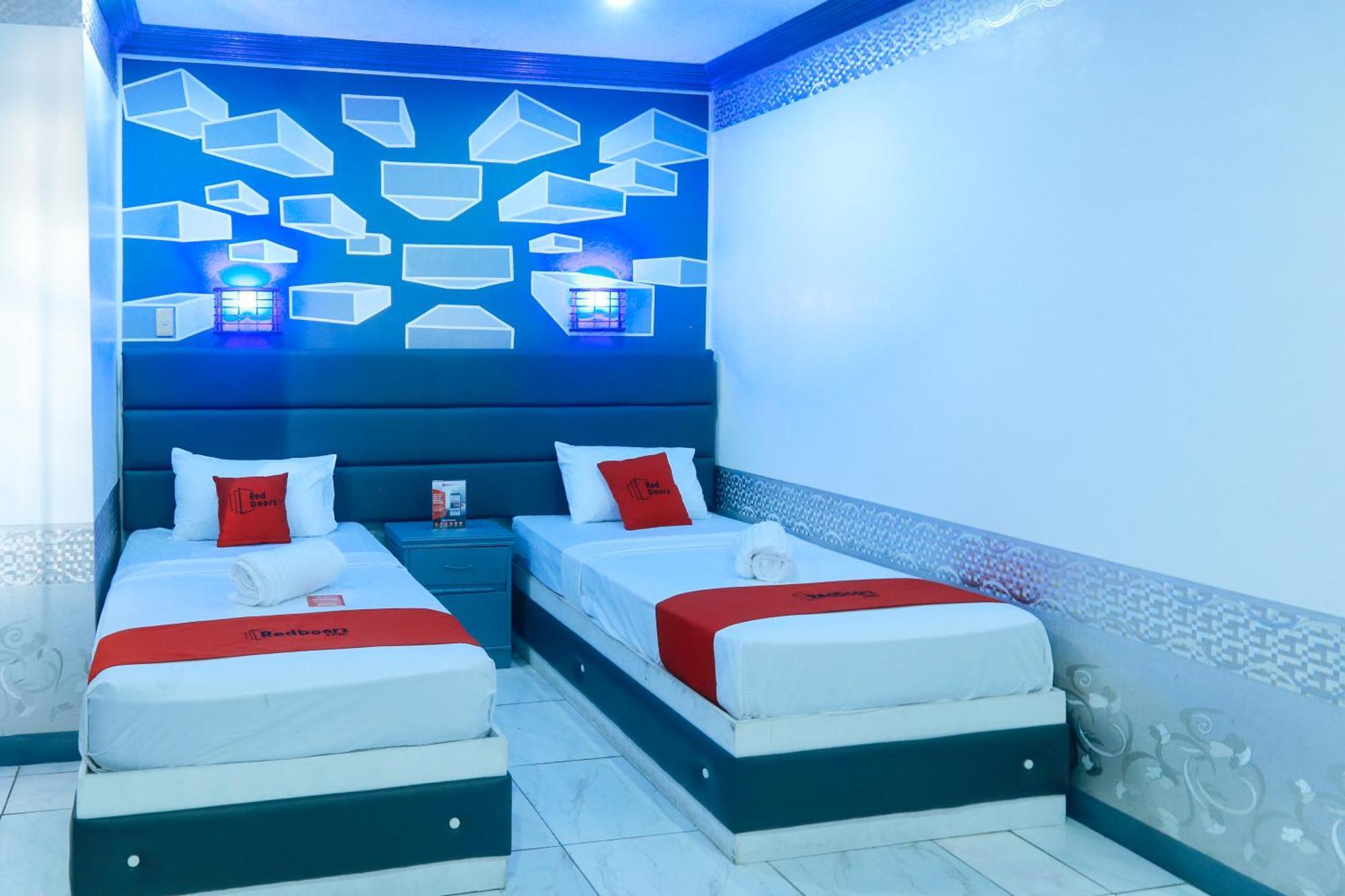 Reddoorz Plus @ Castle Chateau Iloilo Bagian luar foto