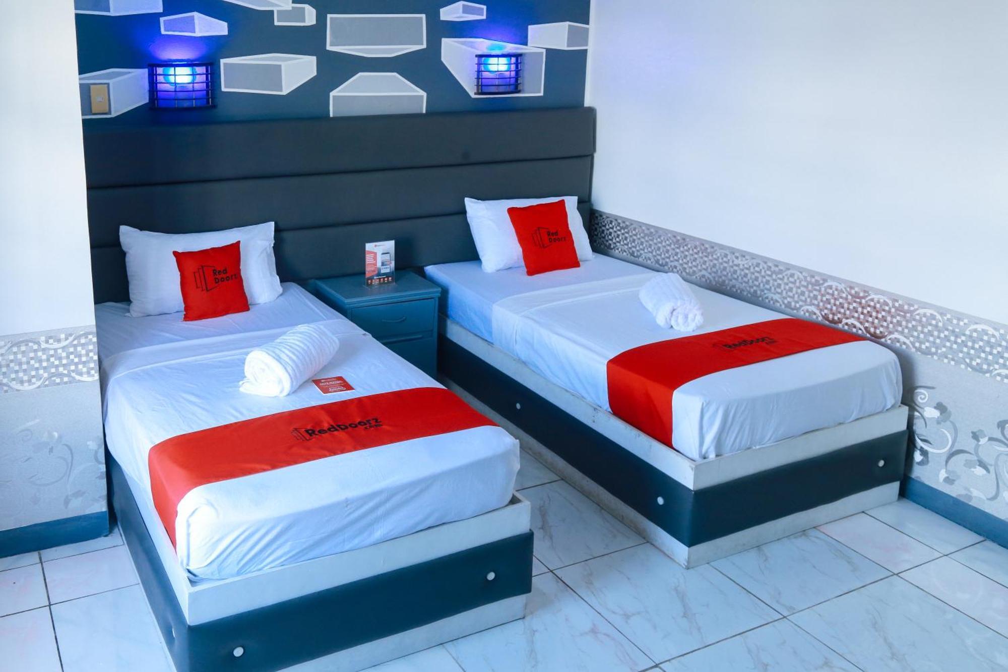 Reddoorz Plus @ Castle Chateau Iloilo Bagian luar foto