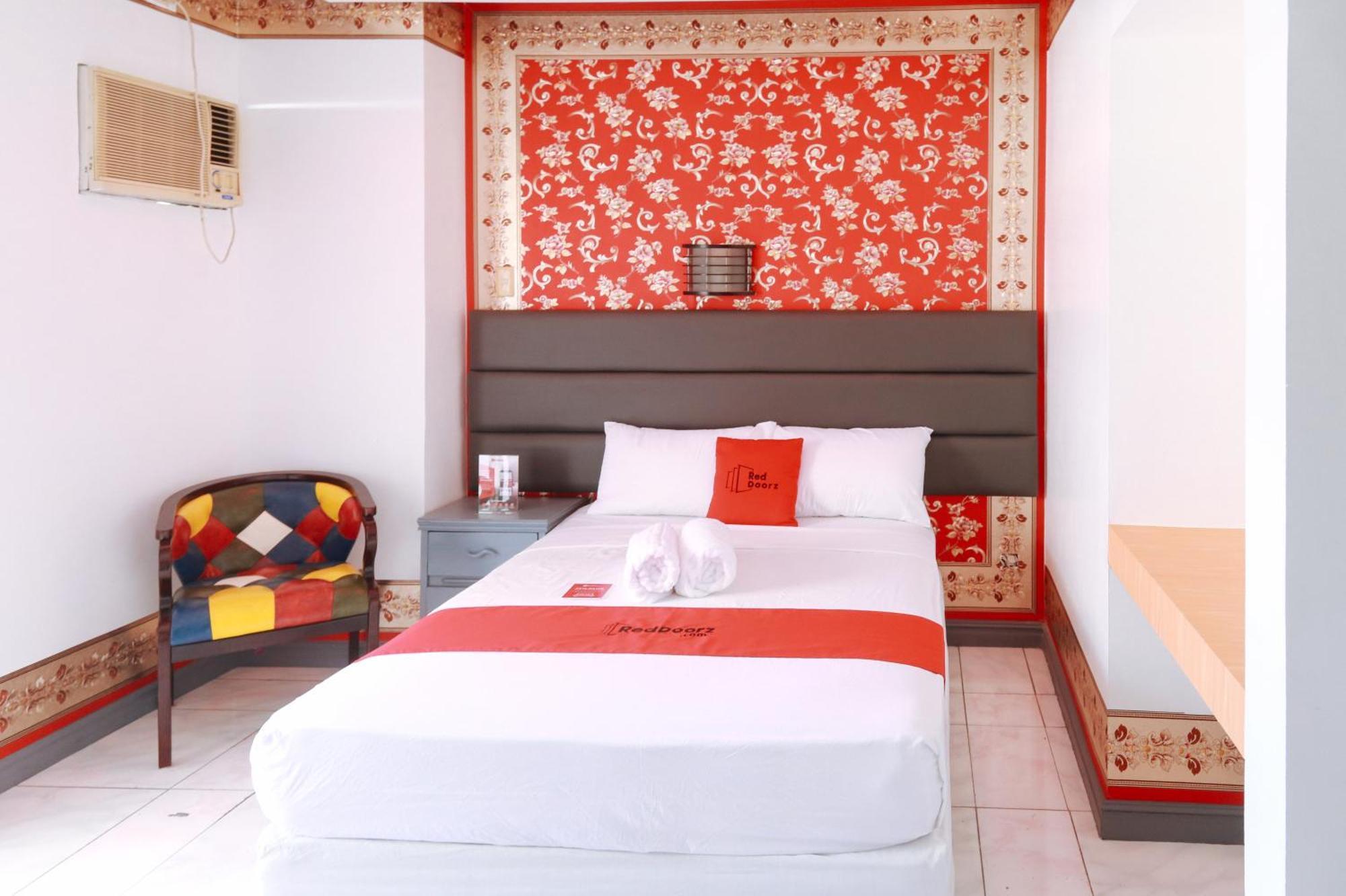 Reddoorz Plus @ Castle Chateau Iloilo Bagian luar foto