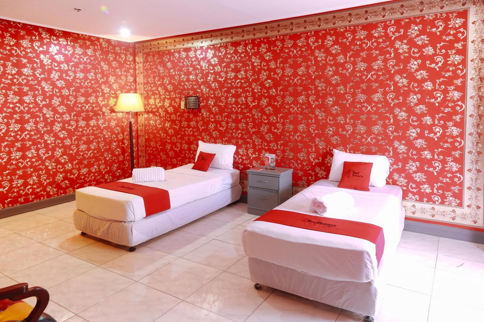 Reddoorz Plus @ Castle Chateau Iloilo Bagian luar foto