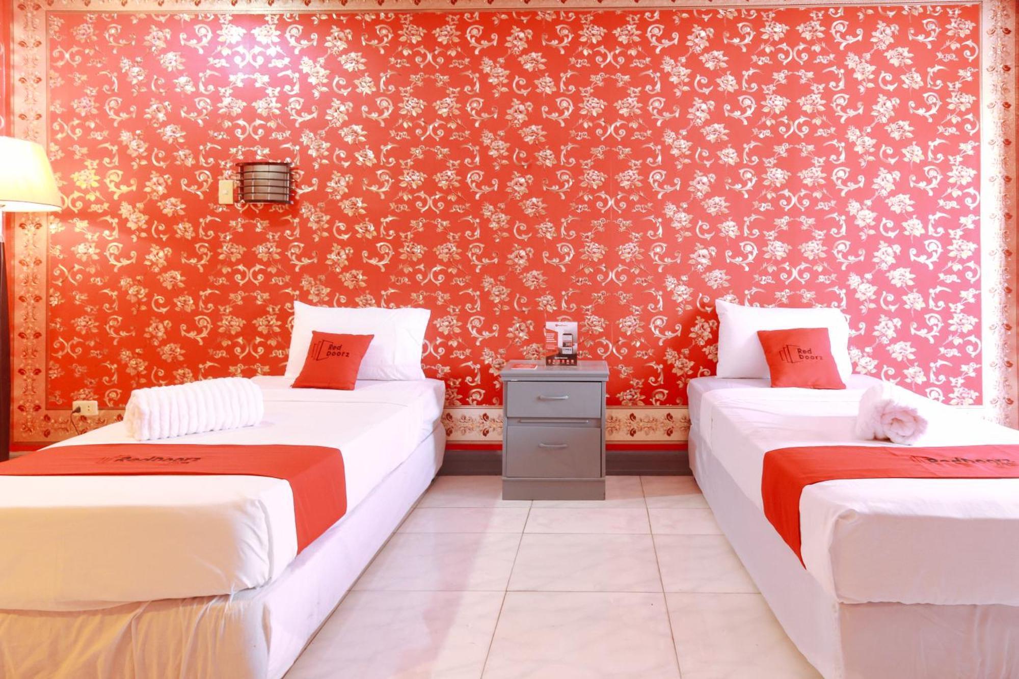Reddoorz Plus @ Castle Chateau Iloilo Bagian luar foto