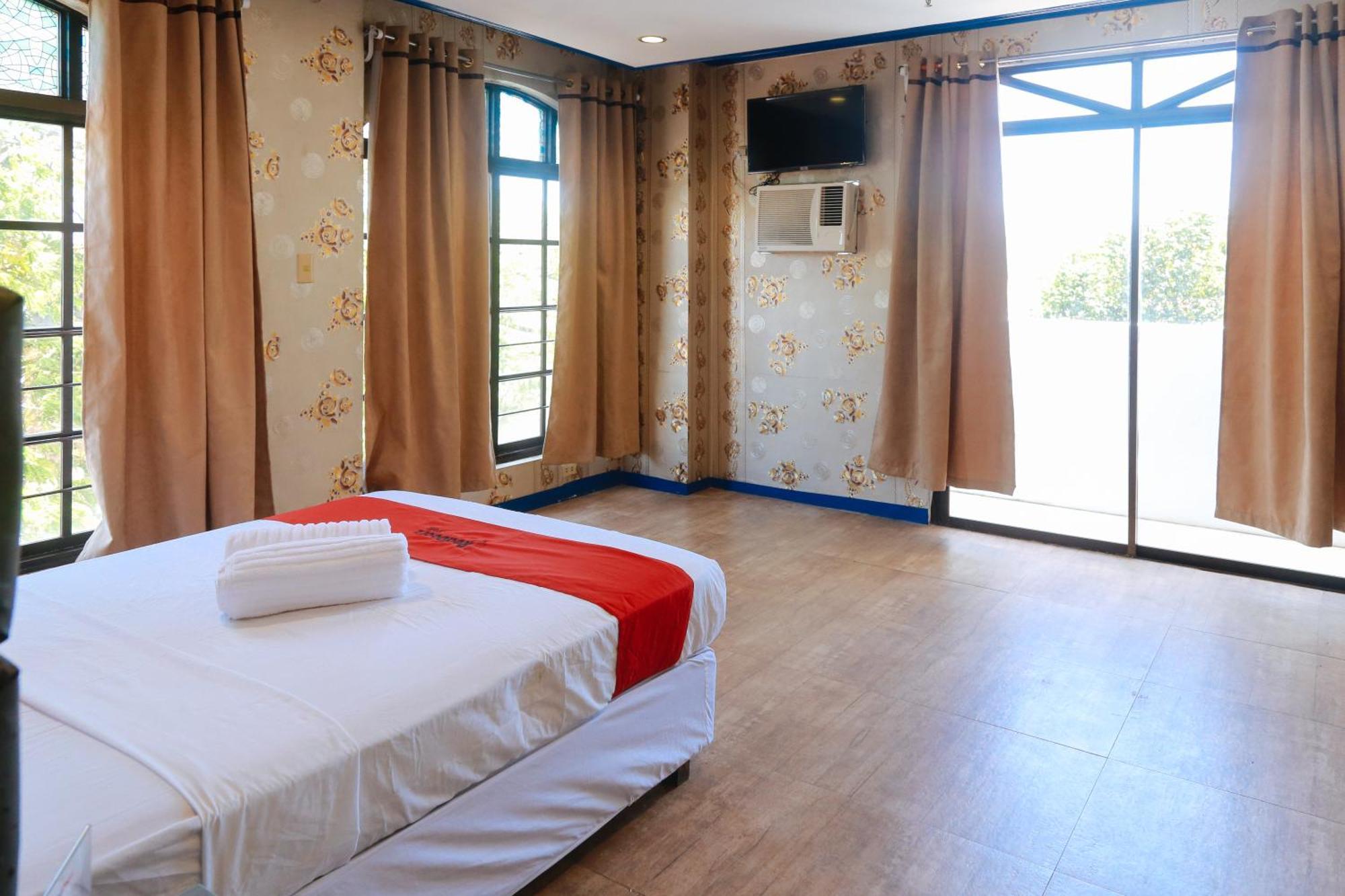 Reddoorz Plus @ Castle Chateau Iloilo Bagian luar foto